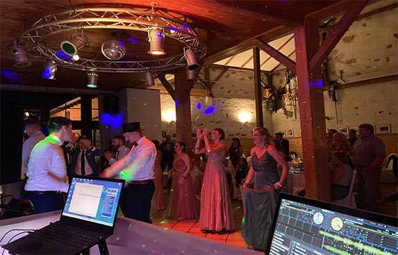 Schön bekleidete Menschen tanzen zu der Musik von DJ Rico