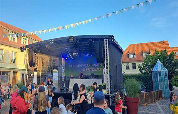 Die Menschen auf dem Stadtfest in Pritzwalk tanzen zu der Musik von DJ Rico