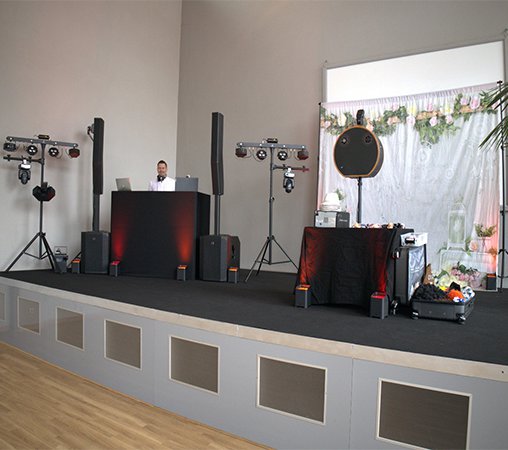 Das komplette DJ Equipment und die Fotobox von DJ Rico auf einer Bühne im Sudhaus in Pritzwalk