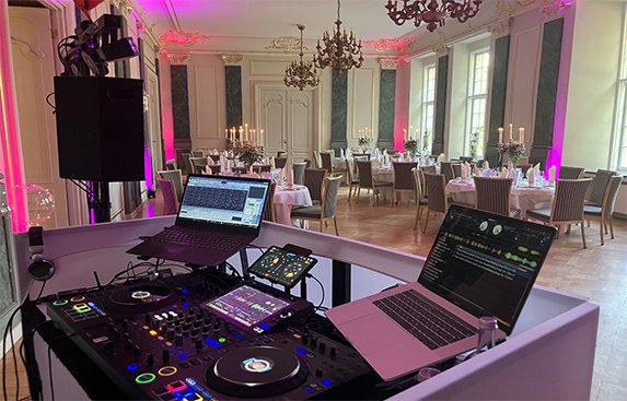 Der DJ Bereich in einem wunderschönen Saal ist vorbereitet