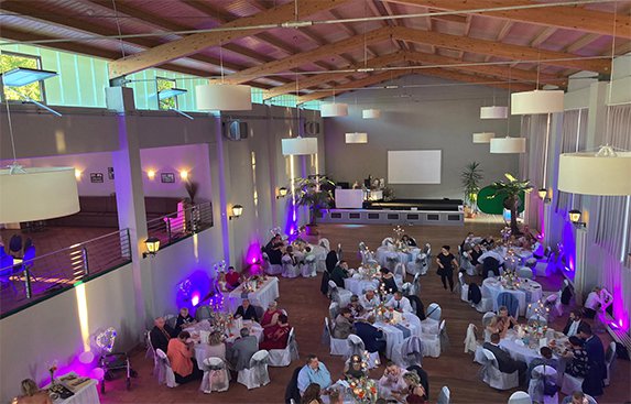 Ein voller Saal mit gedeckten Tischen im Sudhaus in Pritzwalk